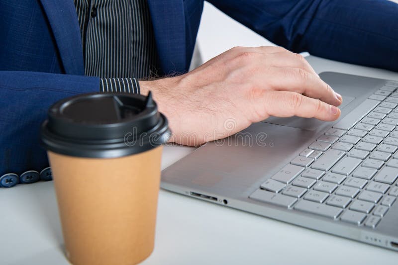 Profesionist în costum albastru tastând tastatură cu sticlă de apă pe birou royalty free stock photography