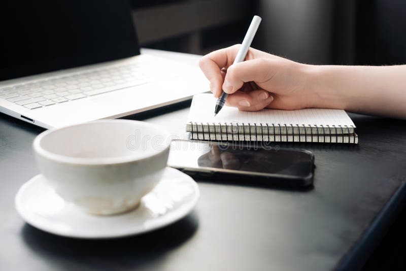 Profesionist concentrat. om de afaceri la locul de muncă în planificarea activităților. jurnalism în acțiune : jurnalist stock photography