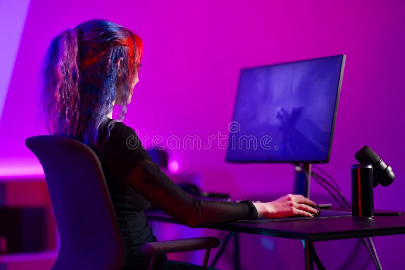 Jocuri video online pe calculator pentru jucătorii profesioniști concentrați și joacă jocuri video pe calculator pentru prima pers stock images