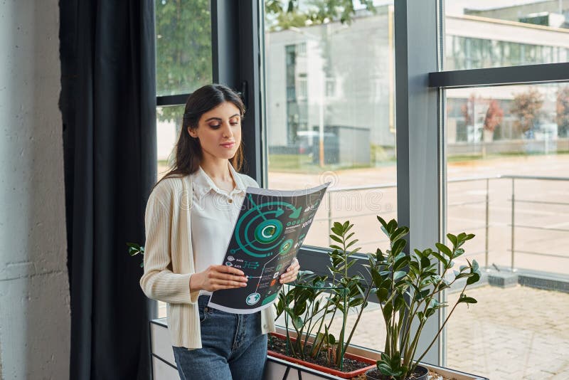 Un profesionist concentrat examinează documentele franciză stock photos