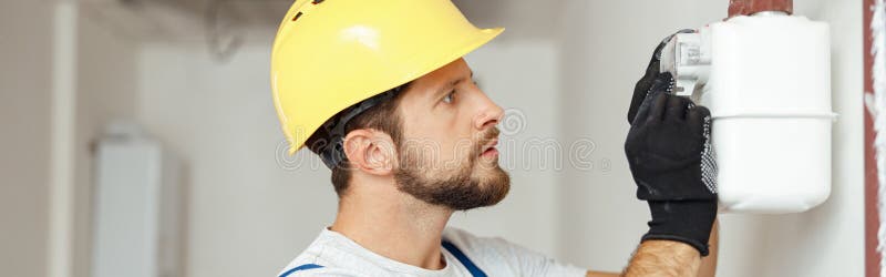 Instalație profesionistă de încălzire focalizată care verifică consumul de gaz la conducta de gaz și la contorul contoarelor royalty free stock image