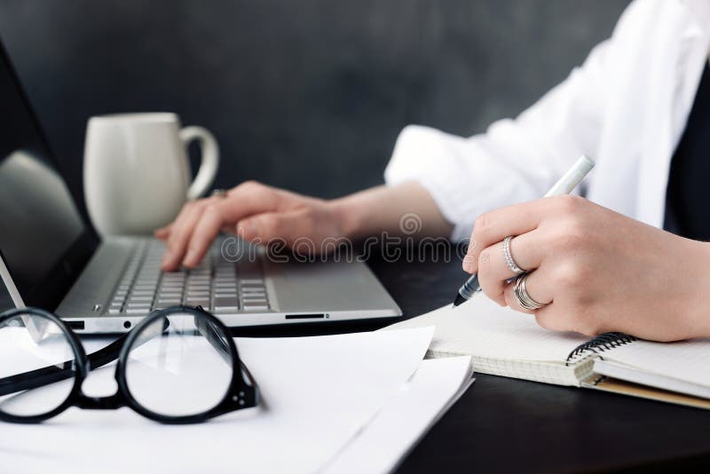 Profesionist concentrat. femeie jurnalistă sau femeie de afaceri la locul de muncă. planificare strategică. femeie profesionistă stock photography
