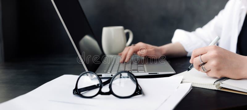 Profesionist concentrat. femeie jurnalistă sau femeie de afaceri la locul de muncă. planificare strategică. femeie profesionistă stock photography