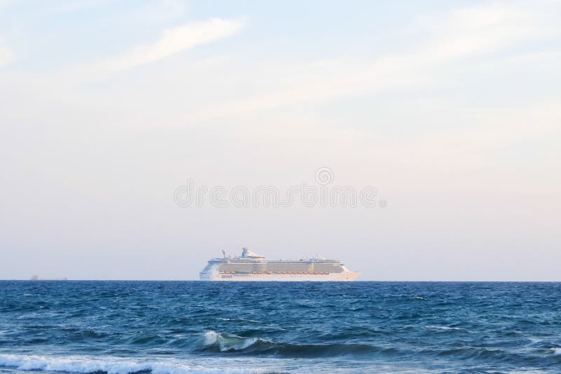 Fodera di crociera nel mare vicino a Civitavecchia, Italia fotografia stock libera da diritti Fodera di crociera nel mare vicino a Civitavecchia, Italia fotografia stock libera da diritti