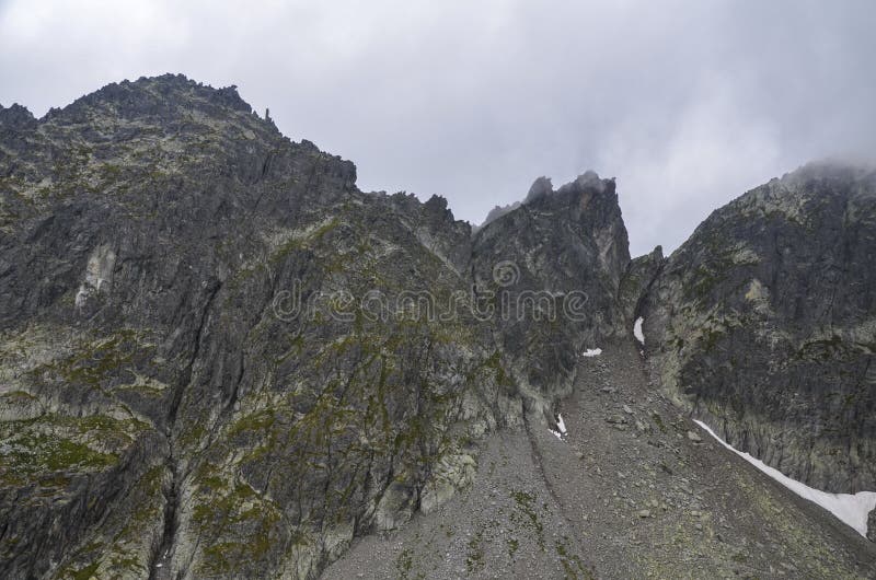 Mlha nad vysokými horskými vrcholy hřebene ve Vysokých Tatrách, Slovensko