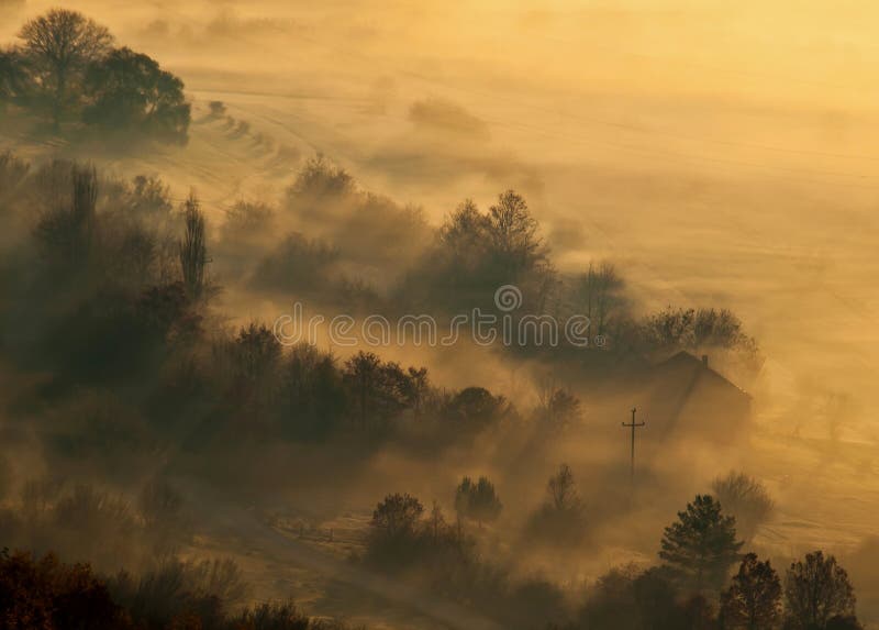 Niebla en próximamente manana sobre el pequeno municipio.