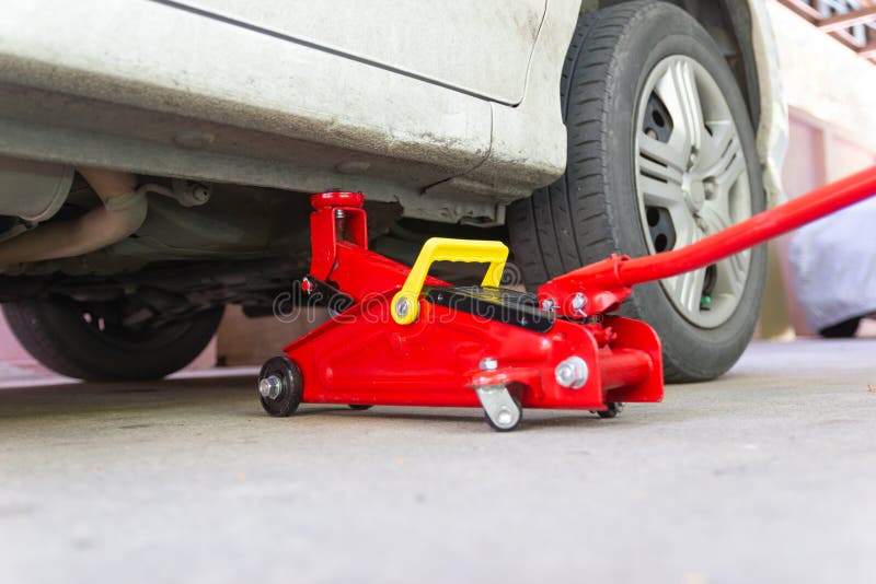 Foggi l'automobile dell'ascensore di presa per manutenzione delle automobili fotografia stock libera da diritti Foggi l'automobile dell'ascensore di presa per manutenzione delle automobili fotografia stock libera da diritti