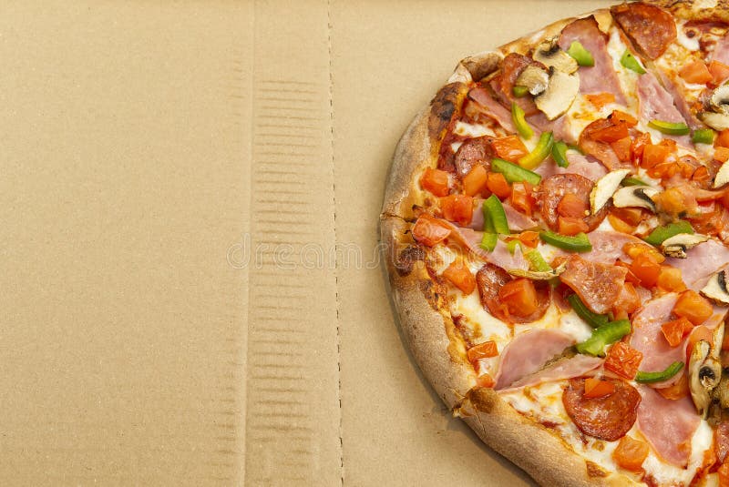 Fogli piatti di pizza italiana saporita su scatole di cartone Formaggi e peperoni Cibo delizioso foto da usare per la pizzeria fotografia stock libera da diritti Fogli piatti di pizza italiana saporita su scatole di cartone Formaggi e peperoni Cibo delizioso foto da usare per la pizzeria fotografia stock libera da diritti