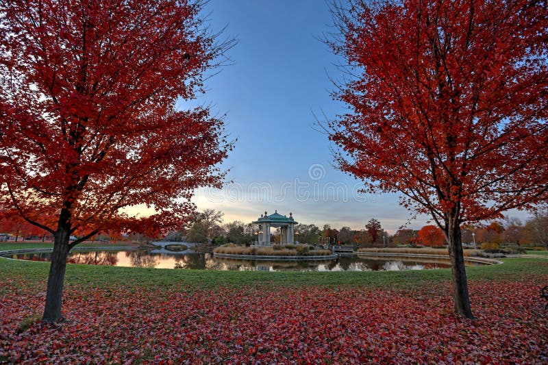 Fogliame di caduta intorno al palco dell'orchestra di Forest Park a St. Louis, Missouri fotografia stock libera da diritti Fogliame di caduta intorno al palco dell'orchestra di Forest Park a St. Louis, Missouri fotografia stock libera da diritti