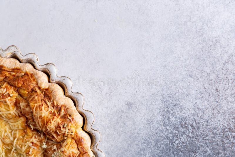Fogliame di leftover tradizionale di quiche francese di torte di lorraine con formaggio di feta e spinaci in una teglia di ceramic immagini stock