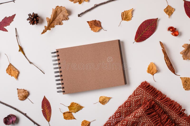 Foglie dello sketchbook e di autunno del mestiere di Brown fotografia stock