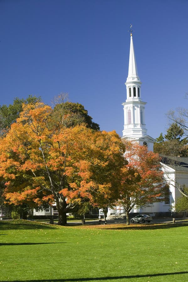 Foglie di autunno su verde comune davanti alla chiesa presbiteriana a Lexington storica Massachusetts, Nuova Inghilterra immagine stock libera da diritti Foglie di autunno su verde comune davanti alla chiesa presbiteriana a Lexington storica Massachusetts, Nuova Inghilterra immagine stock libera da diritti