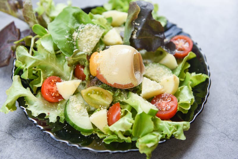 Foglie di ortaggi e legumi salati mescolano l'insalata con il cetriolo di frutta e lattuga fresca di pomodoro e le uova cotte su p fotografia stock libera da diritti