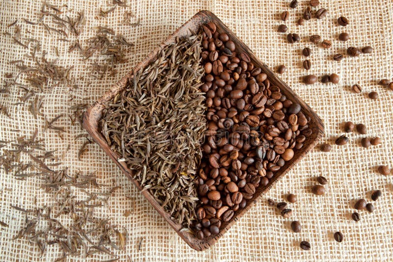 Foglie di tè secche e chicchi di caffè arrostiti: theine contro caffeina