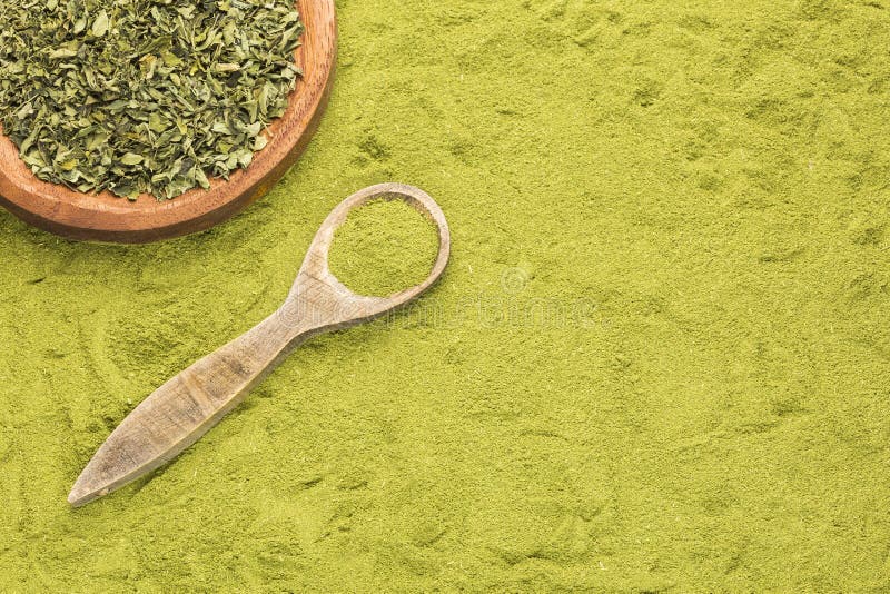 Foglie e polvere asciutte di moringa - moringa oleifera Spazio del testo fotografia stock Foglie e polvere asciutte di moringa - moringa oleifera Spazio del testo fotografia stock