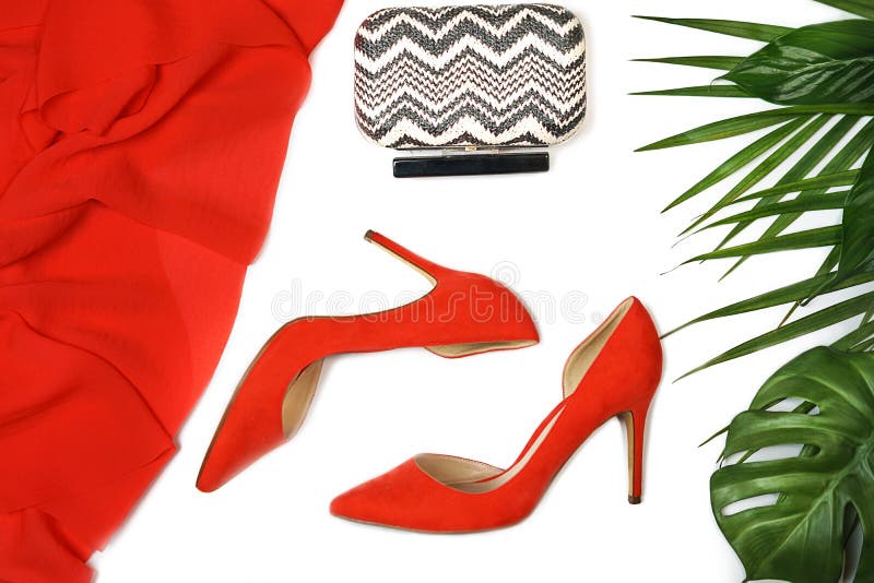 Foglie tropicali delle scarpe della composizione nell'attrezzatura del partito di vista superiore degli accessori della frizione fotografia stock libera da diritti Foglie tropicali delle scarpe della composizione nell'attrezzatura del partito di vista superiore degli accessori della frizione fotografia stock libera da diritti