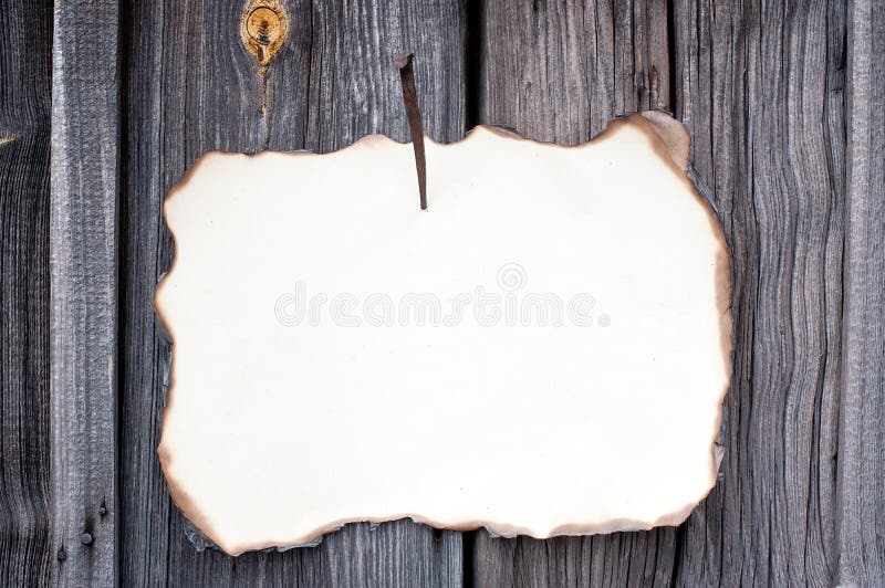 Foglio di carta inchiodato alla parete di legno fotografie stock libere da diritti Foglio di carta inchiodato alla parete di legno fotografie stock libere da diritti