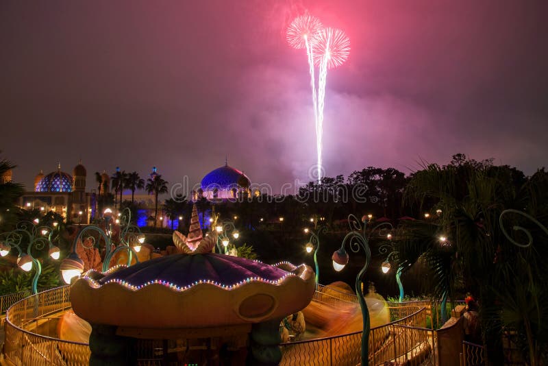 Fogo de artifício acima da construção árabe no mar de Disney do Tóquio imagem de stock royalty free Fogo de artifício acima da construção árabe no mar de Disney do Tóquio imagem de stock royalty free