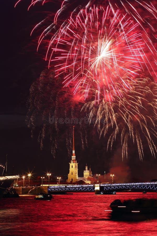 Fogo de artifício em Sankt-Peterburg Rússia imagem de stock Fogo de artifício em Sankt-Peterburg Rússia imagem de stock