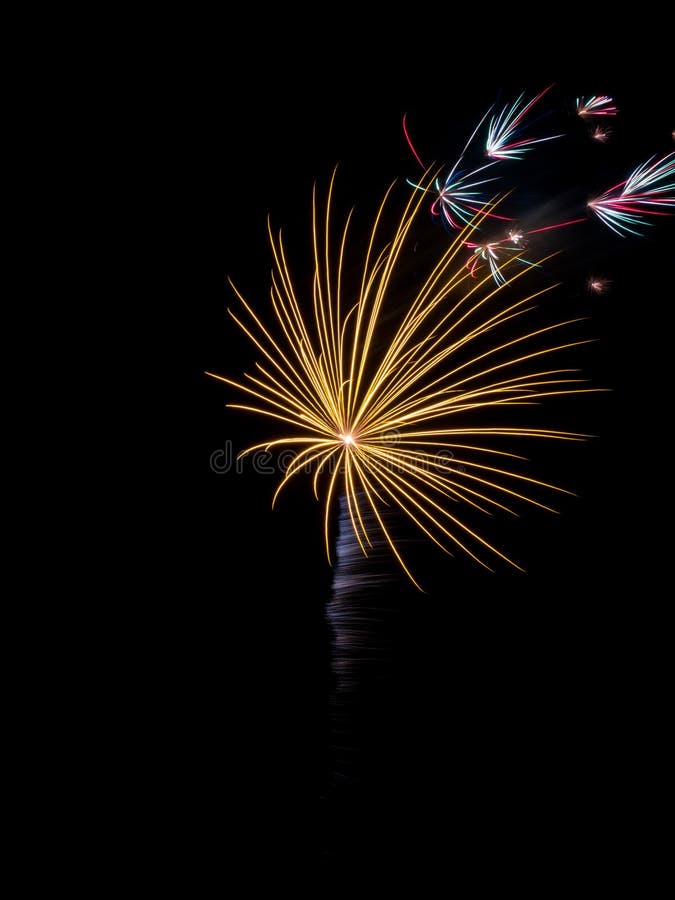 Fogo de artifício estourado no céu noturno, exposição longa foto de stock royalty free Fogo de artifício estourado no céu noturno, exposição longa foto de stock royalty free