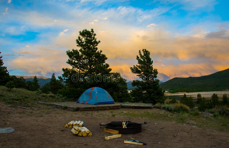 Fogo do acampamento do por do sol da barraca de acampamento da região selvagem de Colorado foto de stock royalty free Fogo do acampamento do por do sol da barraca de acampamento da região selvagem de Colorado foto de stock royalty free
