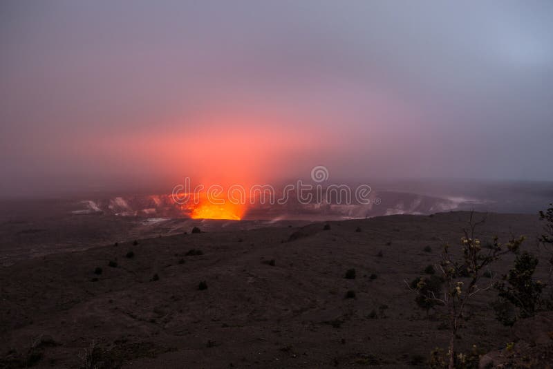 Fogo e vapor que entram em erupção da cratera de Kilauea, ilha grande de Havaí foto de stock Fogo e vapor que entram em erupção da cratera de Kilauea, ilha grande de Havaí foto de stock
