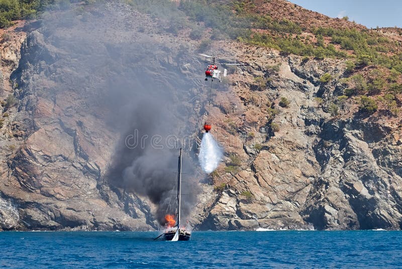 Fogo No Iate Turco No Mar Mediterrâneo Despejando a água No Iate