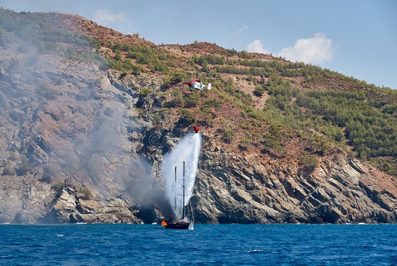 Fogo No Iate Turco No Mar Mediterrâneo Despejando a água No Iate