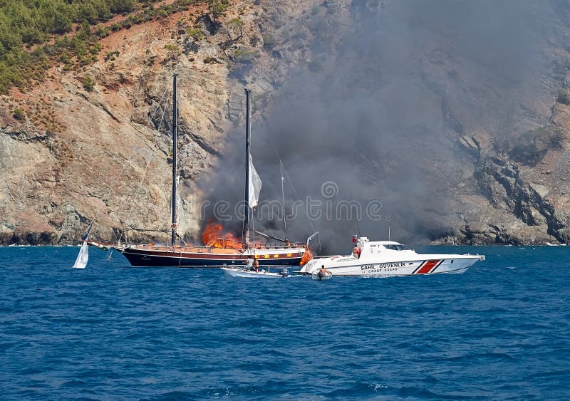 Fogo No Iate Turco No Mar Mediterrâneo Despejando a água No Iate