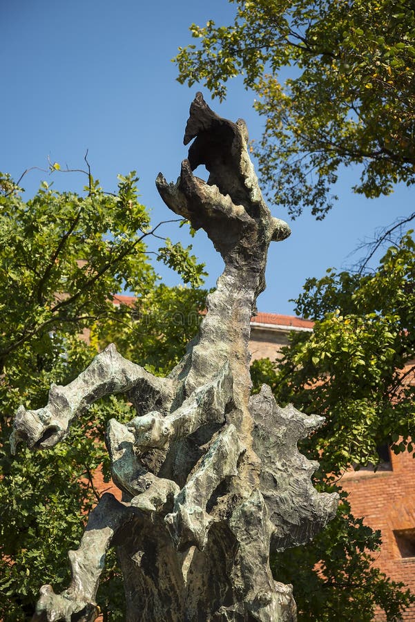Fogo que respira Dragon Sculpture no castelo real de Wawel no Polônia de Krakow. O castelo e a catedral reais de Wawel no Polônia de Krakow atraem visitantes do mundo inteiro É usado como um local de encontro para desempenhos e recolhimentos O dragão tem sua toca sob as paredes pelo rio Vistula