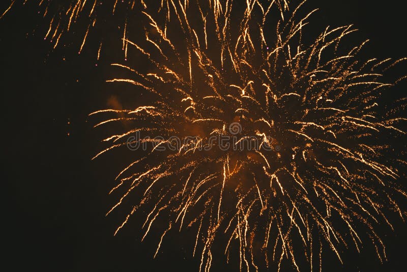 Fogos de artif?cio festivos do ouro do close-up em um fundo preto Fundo abstrato do feriado fotografia de stock royalty free Fogos de artif?cio festivos do ouro do close-up em um fundo preto Fundo abstrato do feriado fotografia de stock royalty free