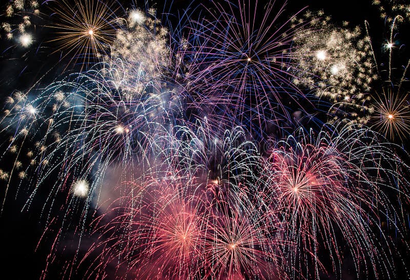 Fogos-de-artifício coloridos imagens de stock Fogos-de-artifício coloridos imagens de stock