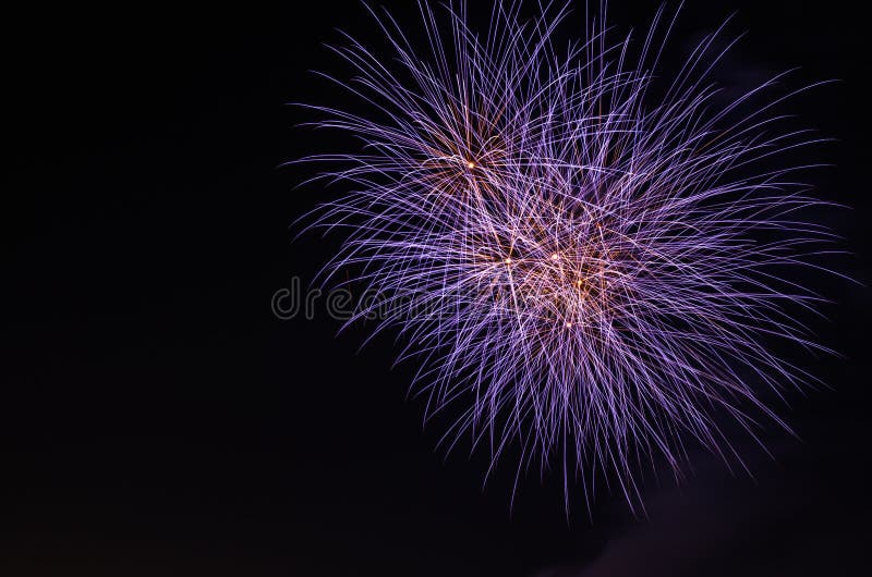 fogos-de-artifício coloridos brilhantes imagem de stock fogos-de-artifício coloridos brilhantes imagem de stock