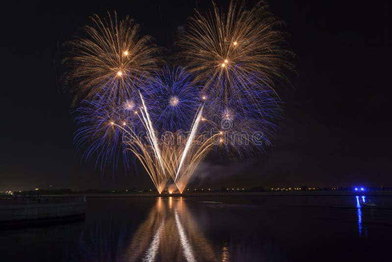 Fogos-de-artifício coloridos que explodem sobre um céu noturno escuro imagens de stock royalty free Fogos-de-artifício coloridos que explodem sobre um céu noturno escuro imagens de stock royalty free
