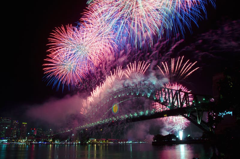 Fogos-de-artifício da véspera de Ano Novo NYE do porto de Sydney imagens de stock Fogos-de-artifício da véspera de Ano Novo NYE do porto de Sydney imagens de stock