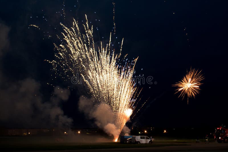 Fogos-de-artifício dourados múltiplos imagem de stock Fogos-de-artifício dourados múltiplos imagem de stock
