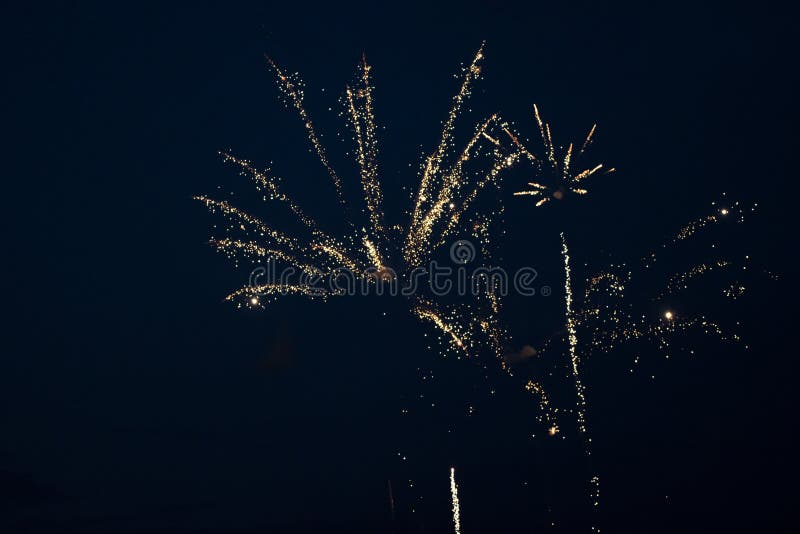Fogos-de-artifício dourados no céu imagens de stock royalty free Fogos-de-artifício dourados no céu imagens de stock royalty free