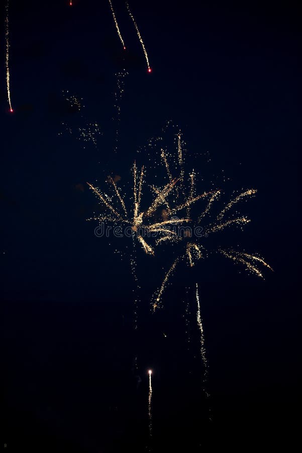 Fogos-de-artifício dourados no céu imagens de stock royalty free Fogos-de-artifício dourados no céu imagens de stock royalty free