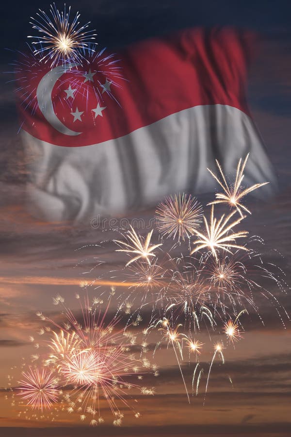 Fogos-de-artifício e bandeira de Singapura imagens de stock Fogos-de-artifício e bandeira de Singapura imagens de stock