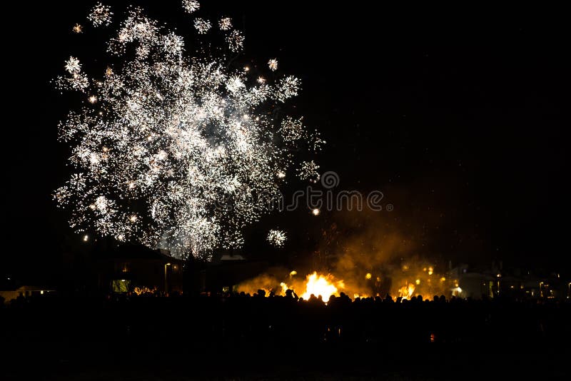 Fogos de artifício em chamas nos novos anos fotografia de stock Fogos de artifício em chamas nos novos anos fotografia de stock