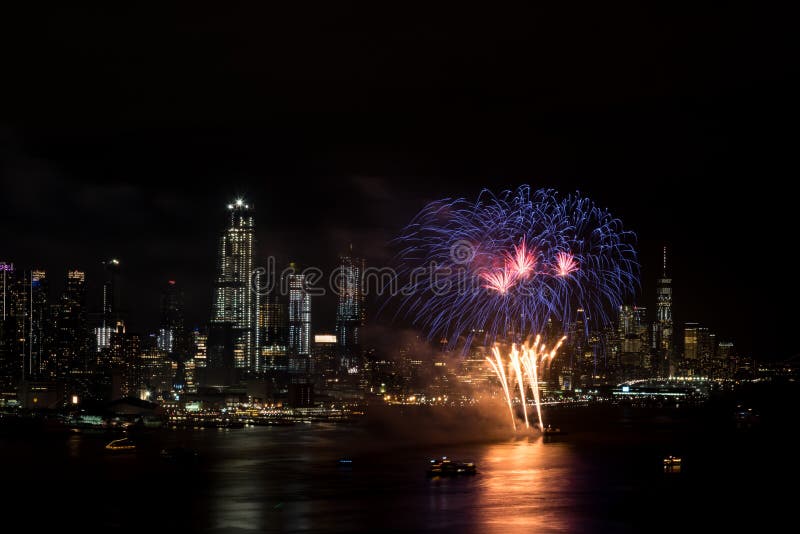 Fogos-de-artifício em Hudson River, New York City imagens de stock Fogos-de-artifício em Hudson River, New York City imagens de stock