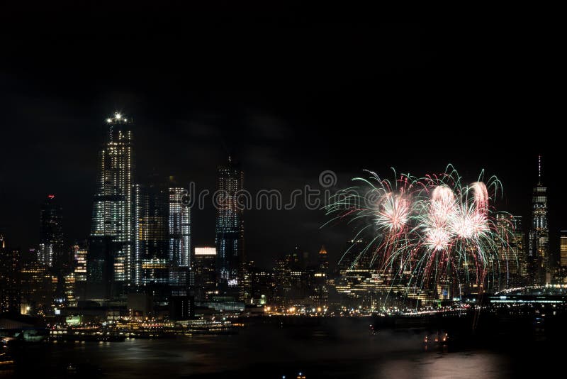 Fogos-de-artifício em Hudson River, New York City fotos de stock royalty free Fogos-de-artifício em Hudson River, New York City fotos de stock royalty free