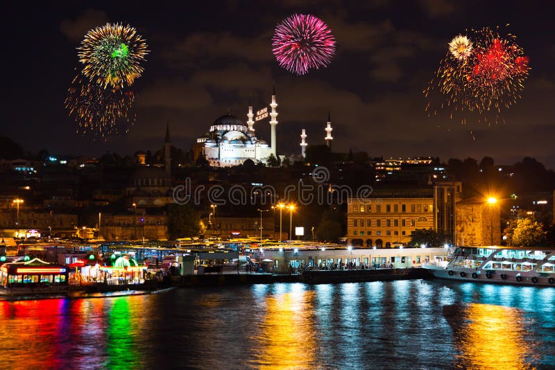 Fogos-de-artifício em Istambul Turquia imagens de stock Fogos-de-artifício em Istambul Turquia imagens de stock