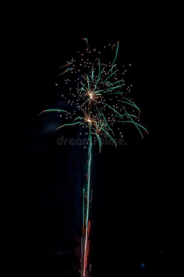 Fogos de artifício festivos populosos imagens de stock royalty free Fogos de artifício festivos populosos imagens de stock royalty free