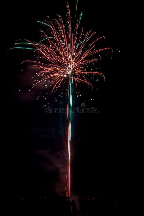 Fogos de artifício festivos populosos foto de stock royalty free Fogos de artifício festivos populosos foto de stock royalty free