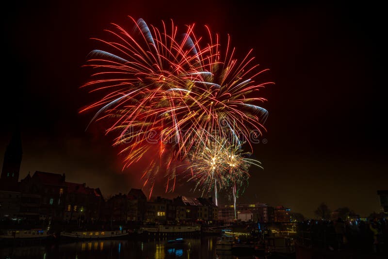 Fogos de artifício na cidade de Ghent na véspera de Ano Novo fotos de stock Fogos de artifício na cidade de Ghent na véspera de Ano Novo fotos de stock