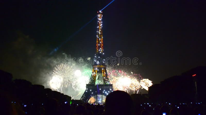 Fogos-de-artifício na torre Eiffel