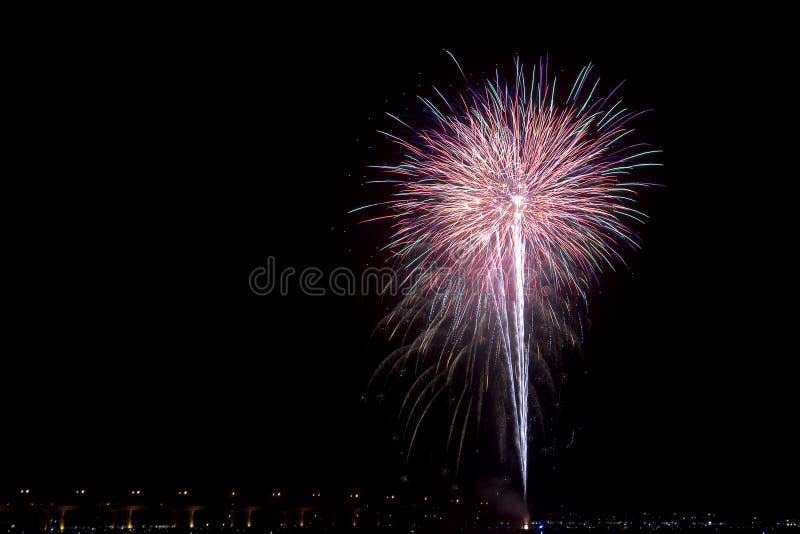 Fogos-de-artifício no quarto da celebração de julho fotografia de stock Fogos-de-artifício no quarto da celebração de julho fotografia de stock