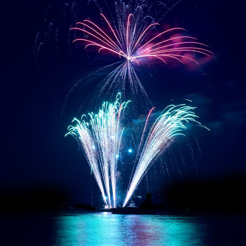 Fogos-de-artifício, saudação imagem de stock Fogos-de-artifício, saudação imagem de stock
