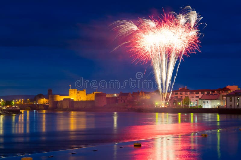 Fogos-de-artifício sobre o rei John Castelo no Limerick fotografia de stock Fogos-de-artifício sobre o rei John Castelo no Limerick fotografia de stock